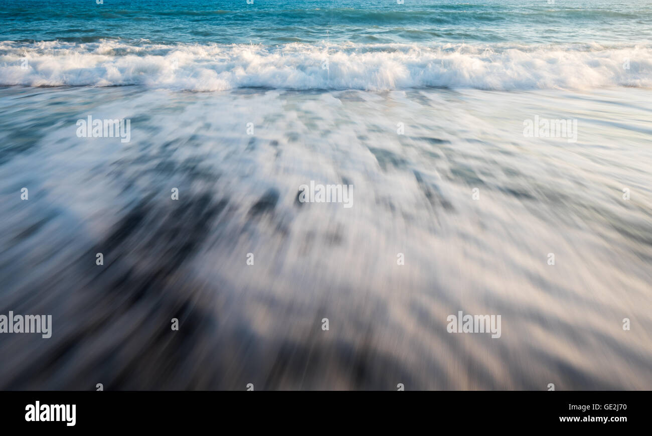 Wellen des Meeres Wasser Langzeitbelichtung einen schönes weiches Wasser milchig-Hintergrund erstellen Stockfoto