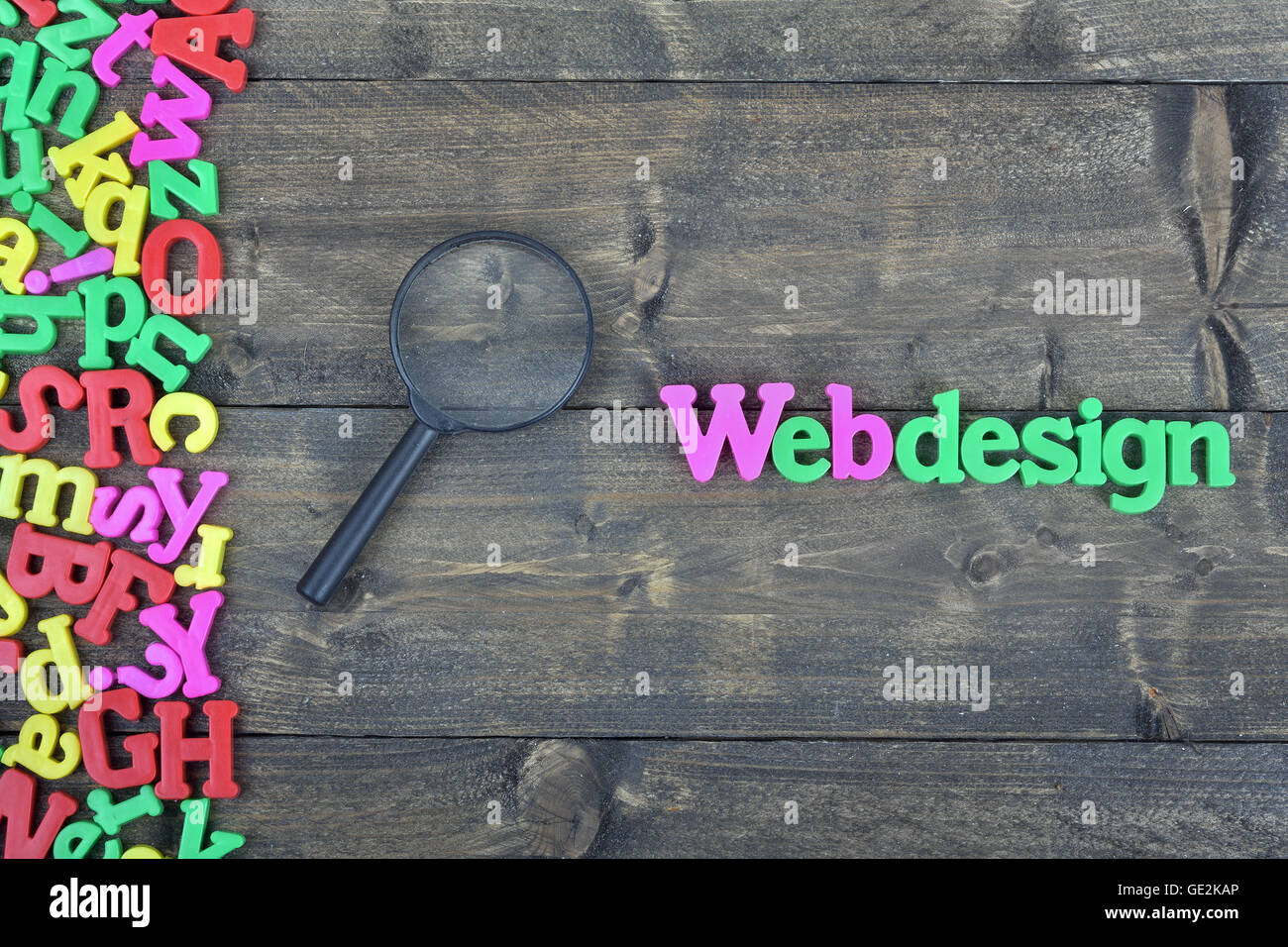 Webdesign-Wort auf Holztisch Stockfoto