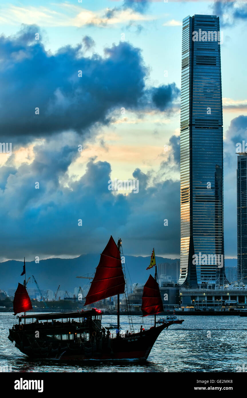 Traditionellen chinesischen Dschunke und das International Commerce Centre, ICC, Kowloon, Victoria Hafen, Hong Kong, China. Stockfoto