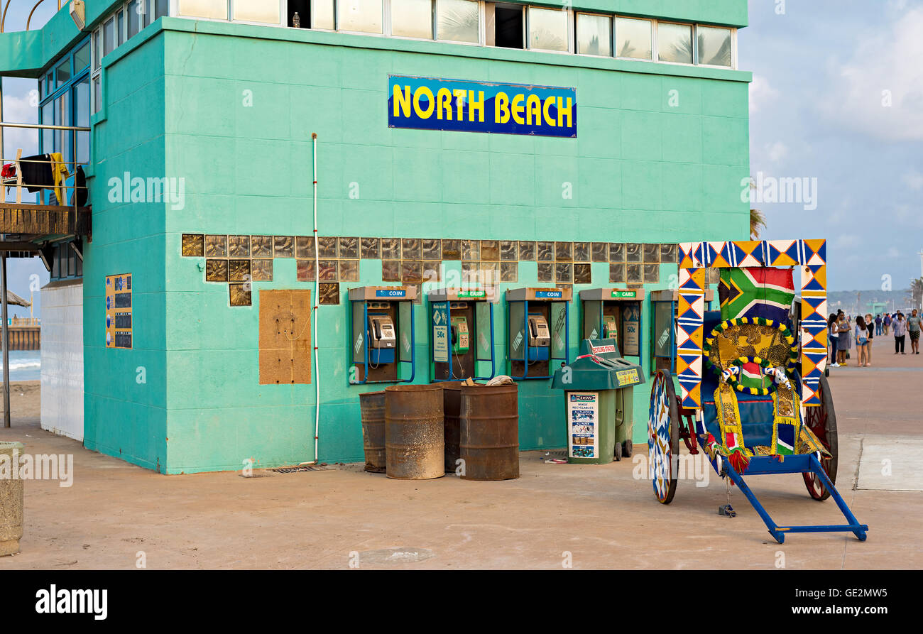 DURBAN, Südafrika - 17. August 2015: Rikscha an den Nordstrand Lebensretter Station auf der Golden Mile promenade Stockfoto