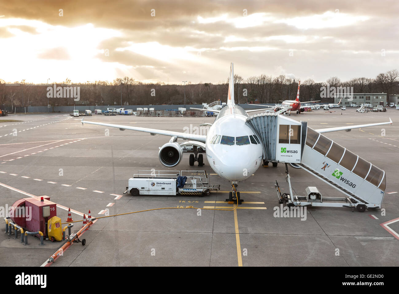 Sonnenuntergang über dem Flugzeug am Flughafen Tegel. Stockfoto