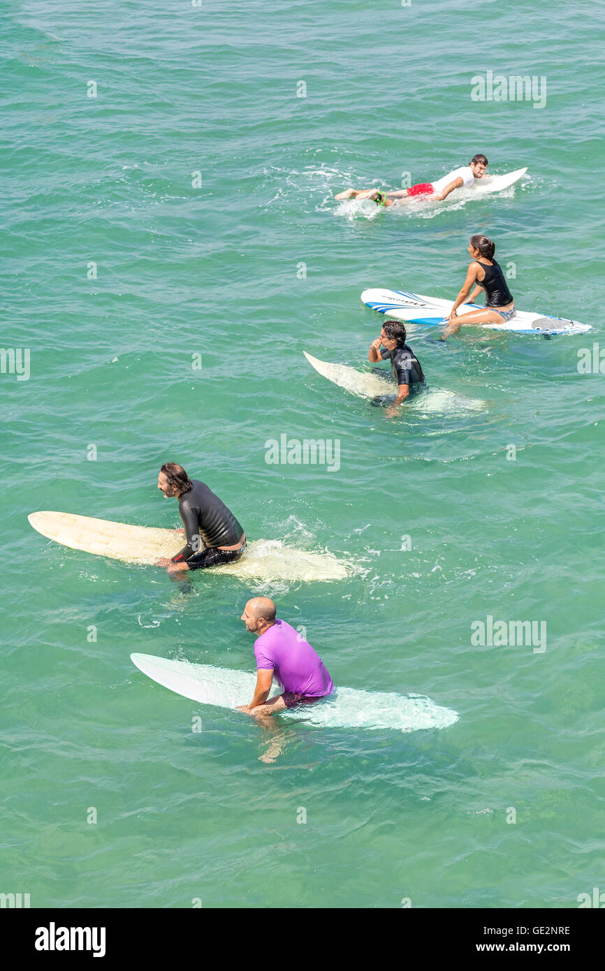 Venice, Kalifornien, USA - 22. August 2015: Surfer Wellen an einem schönen sonnigen Tag warten. Stockfoto