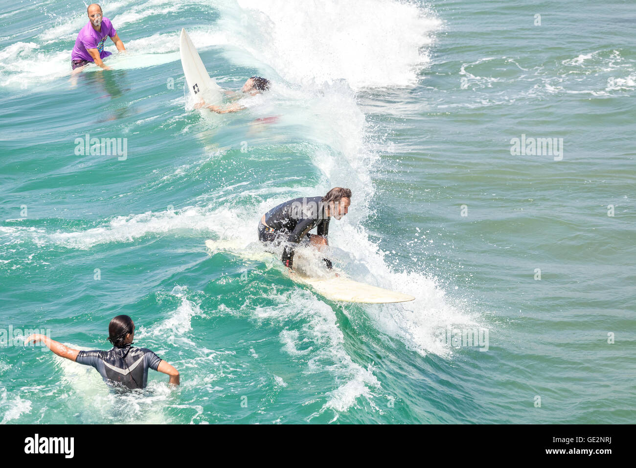 Venice, Kalifornien, USA - 22. August 2015: Gleiten Surfer unter anderem Wellen an einem schönen sonnigen Tag warten. Stockfoto