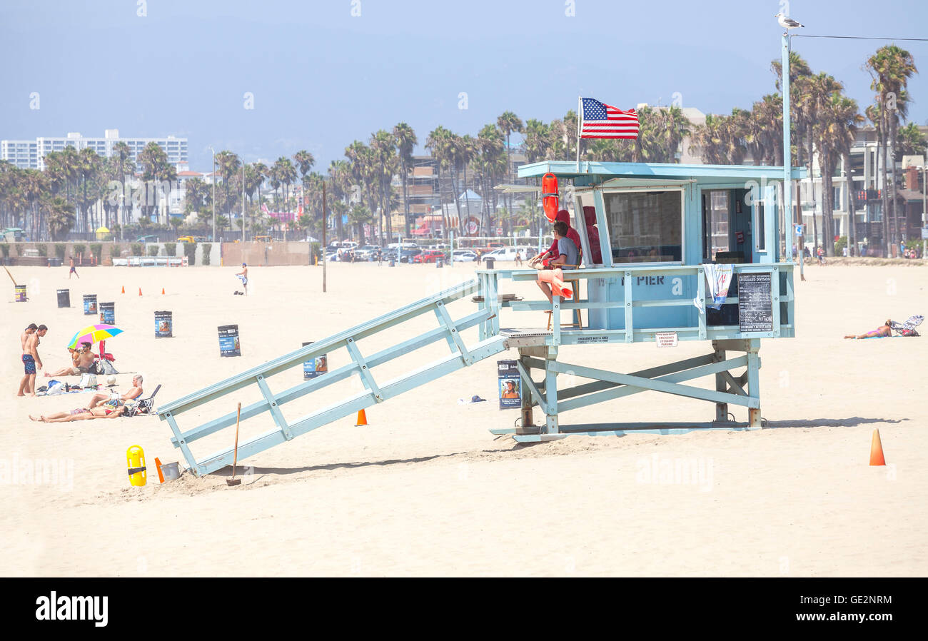 Venice, Kalifornien, USA - 22. August 2015: Rettungsschwimmer-Turm in Venice Beach in der Hauptsaison. Stockfoto
