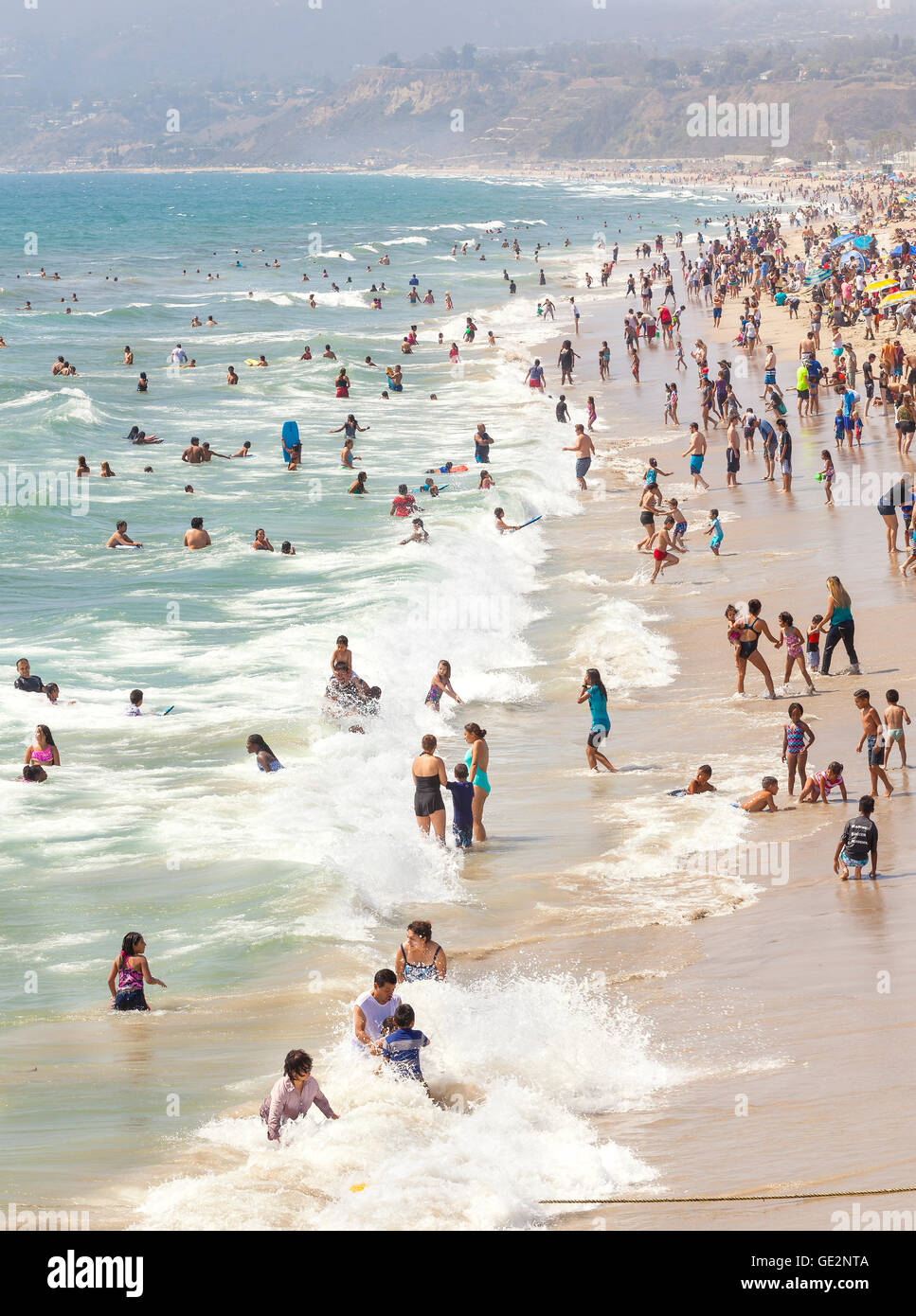 Santa Monica Beach mit Menschen während der Hochsaison überfüllt. Stockfoto