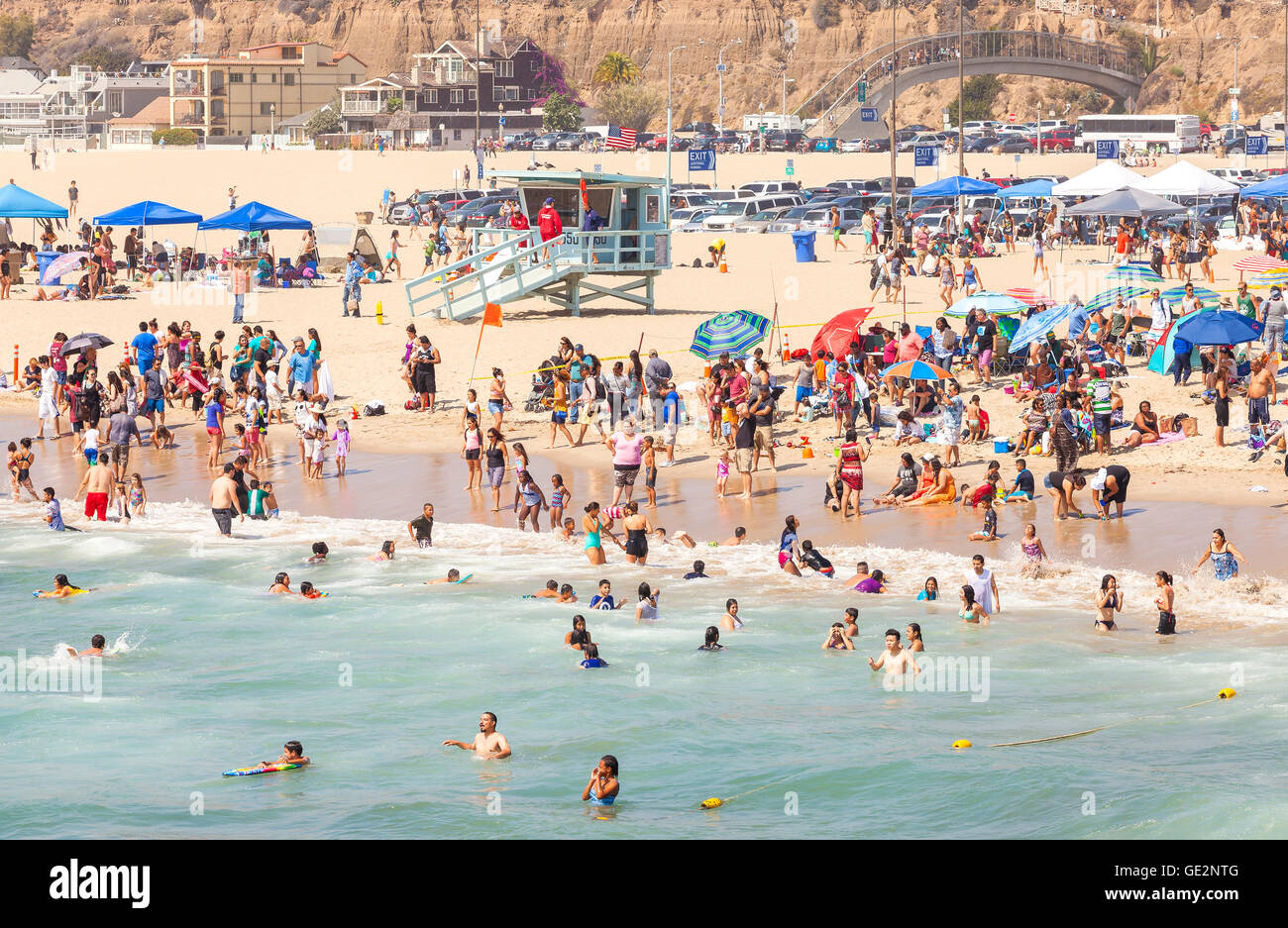 Santa Monica Beach voll von Menschen während der Hauptsaison. Stockfoto