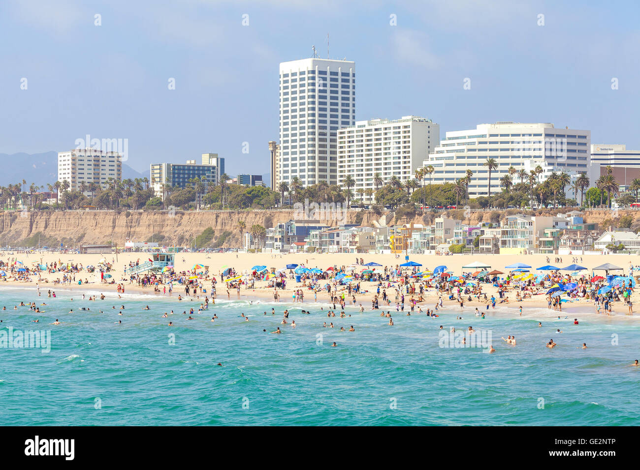 Santa Monica Beach voll von Menschen während der Hauptsaison. Stockfoto