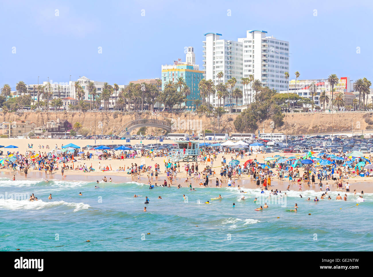 Santa Monica Beach voll von Menschen während der Hauptsaison. Stockfoto