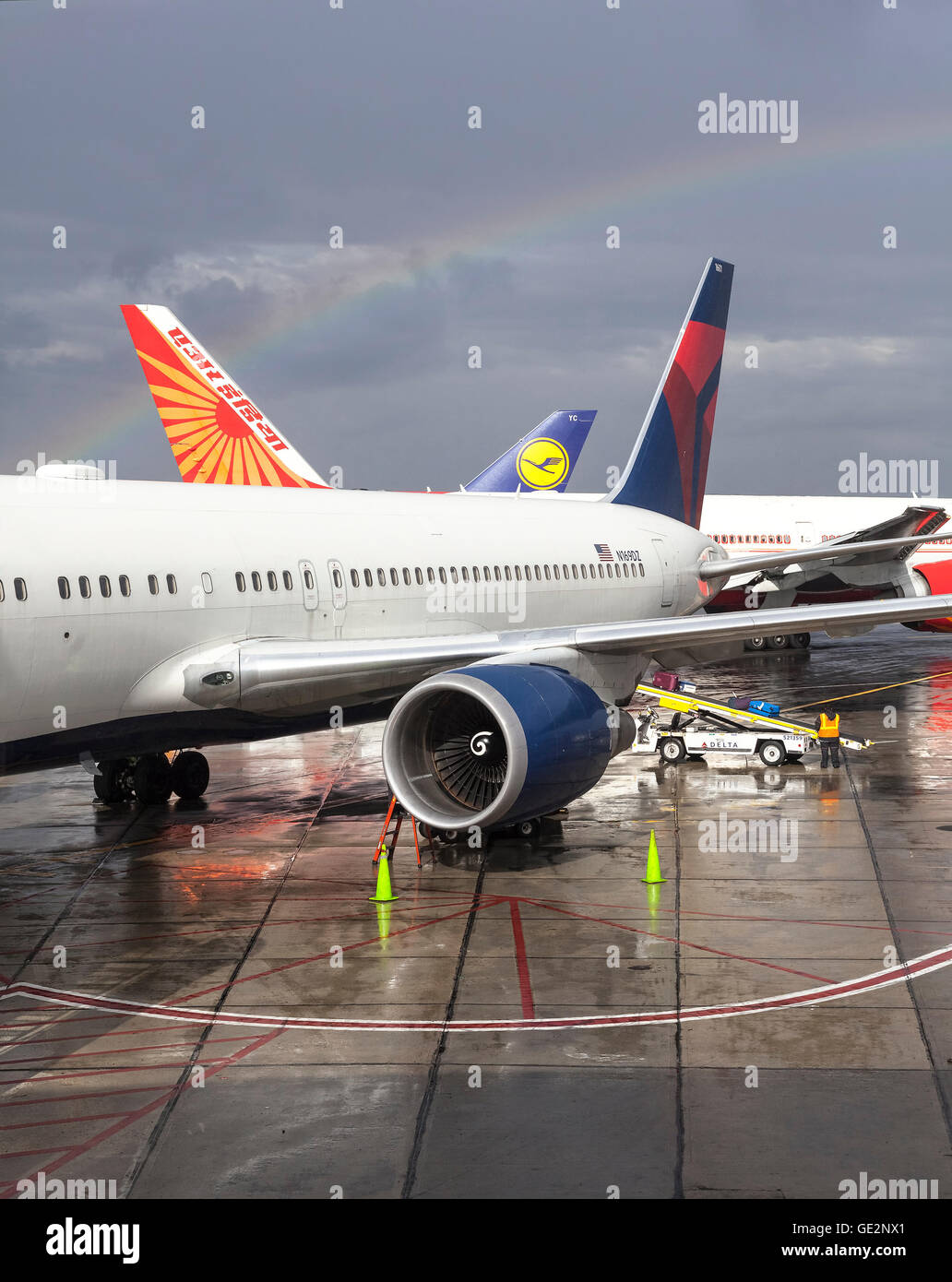 Regenbogen über drei Flugzeuge am Newark Liberty International Airport (EWR). Stockfoto