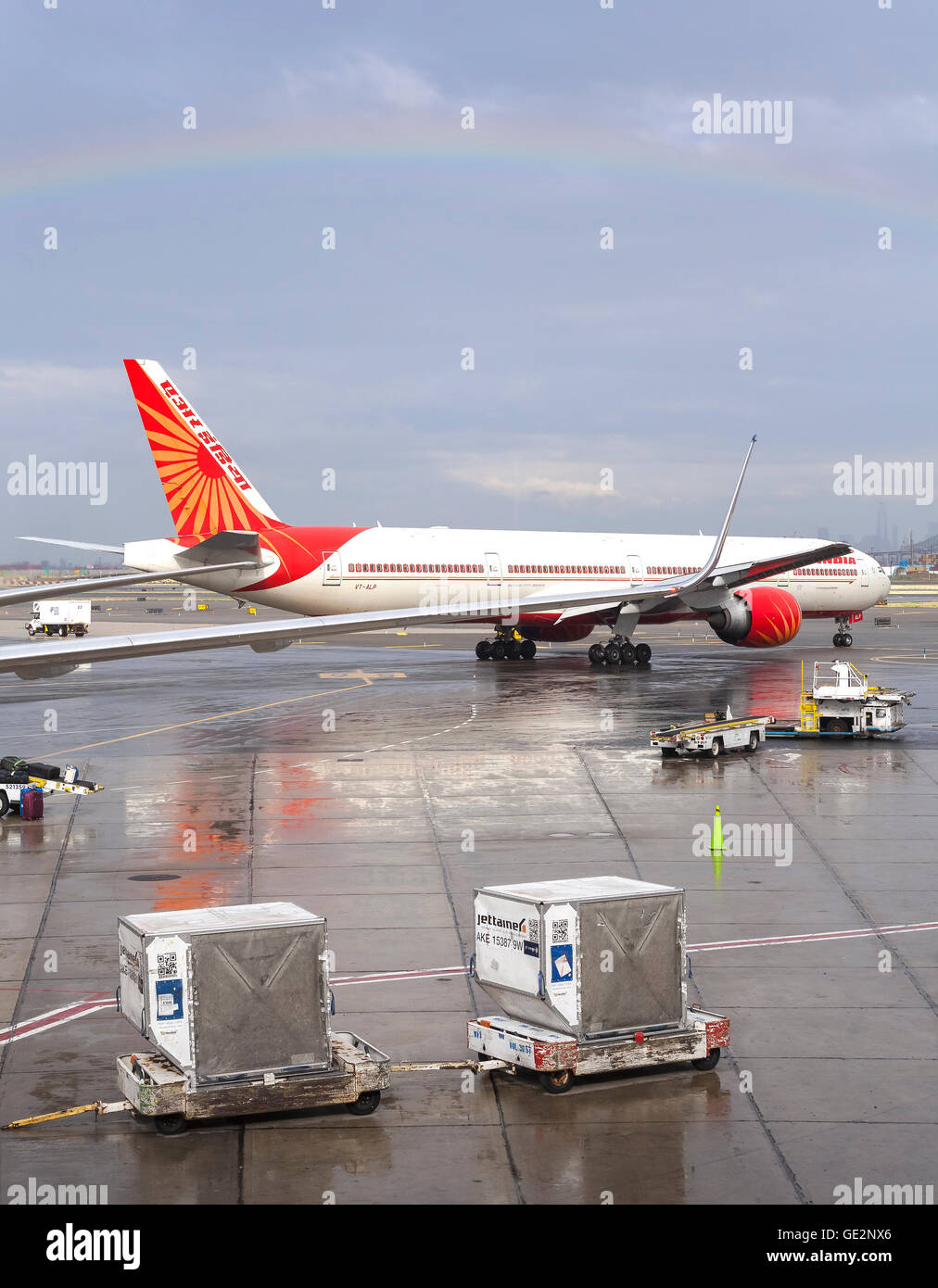 Regenbogen über Air India Flugzeug am Newark Liberty International Airport (EWR). Stockfoto