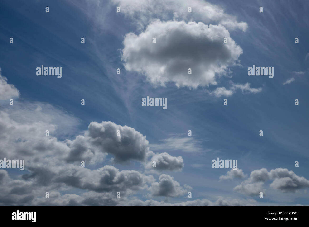 Schöne weiße Cumulus und Cirrus-Wolken am blauen Himmel Stockfoto