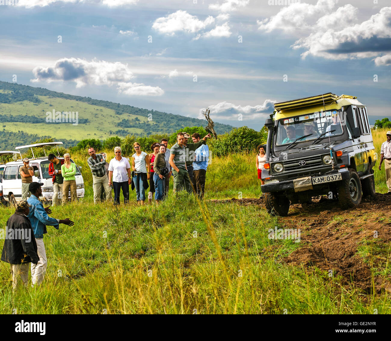 Menschen warten auf Fahrzeug, Schlamm während Safari Pirschfahrt in Masai Mara National Reserve zu übergeben. Stockfoto