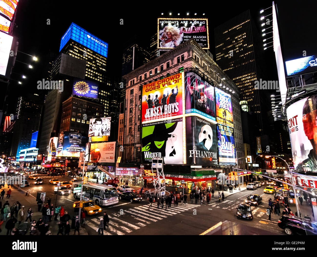Times Square bei Nacht mit Broadway-Theatern und animierte LED-Schilder, Wahrzeichen von New York. Stockfoto