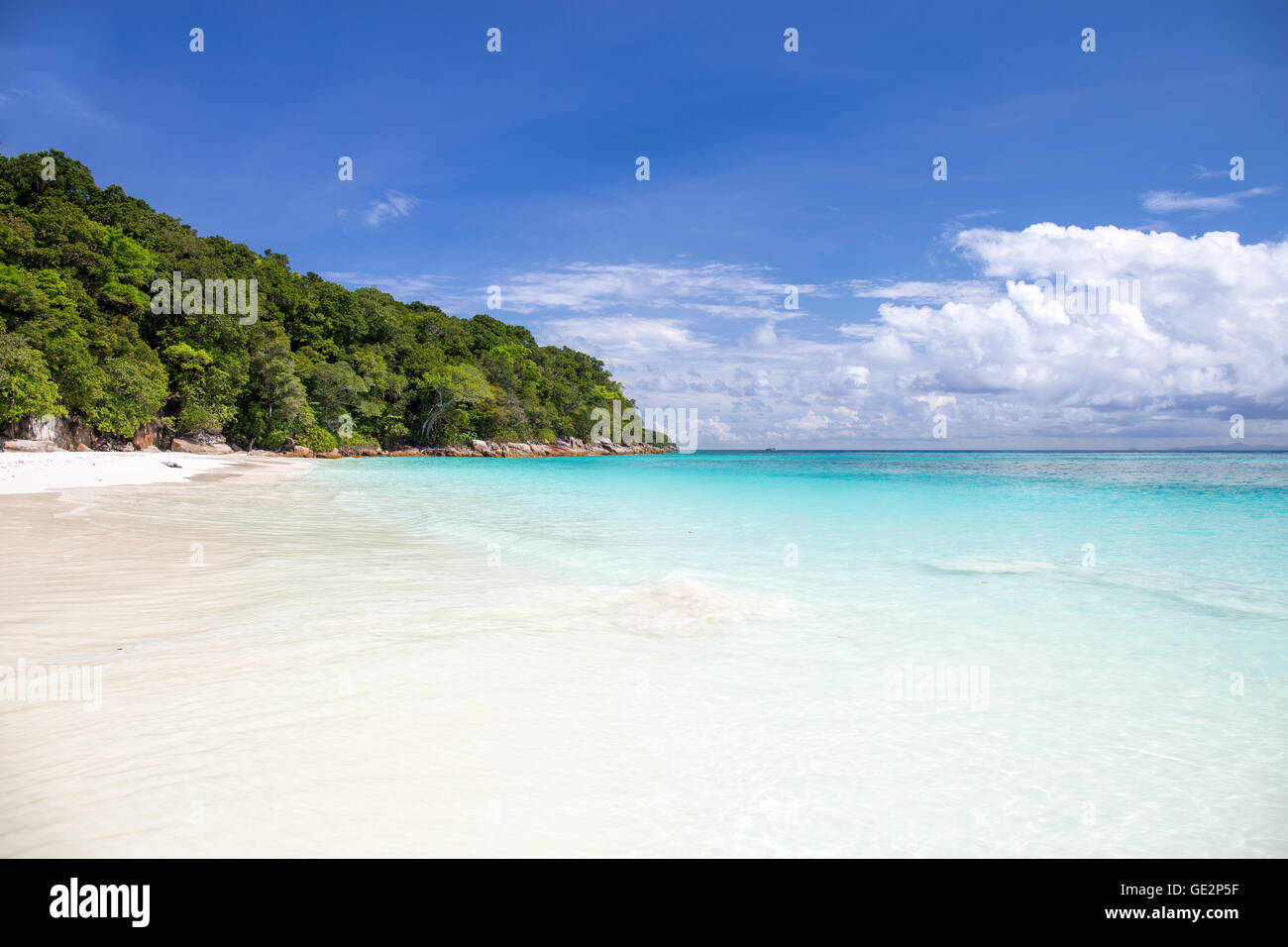 Kristallklares Meer und weißen Sandstrand auf Tachai Island, Andamanen, Thailand Stockfoto