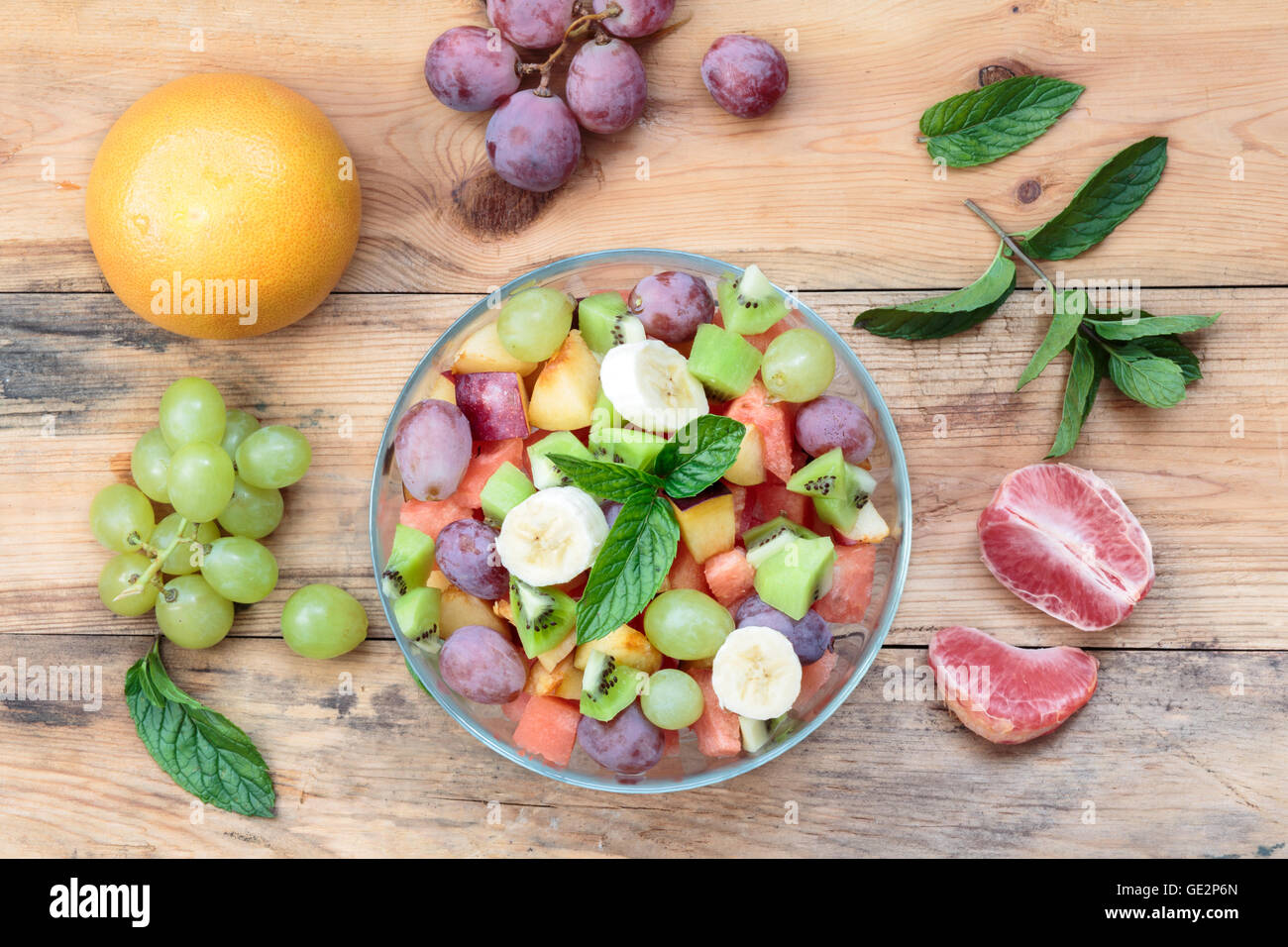 Top Shot Salat mit frischem Obst und Gemüse Stockfoto