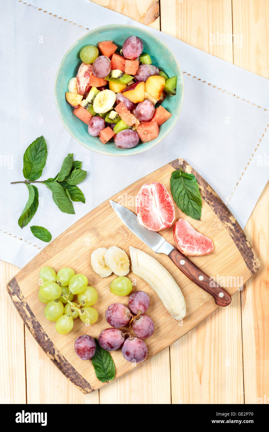 Top Shot Salat mit frischem Obst und Gemüse Stockfoto