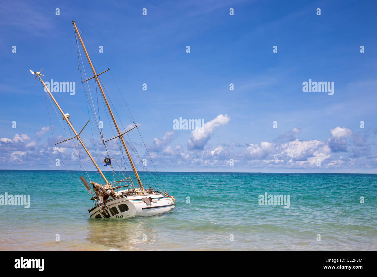 Verlassene Schiffswrack an der Küste am Kata Beach Phuket Thailand, touristischen Wahrzeichen Stockfoto