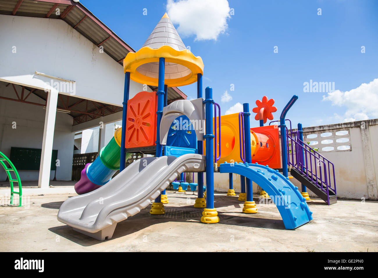 Closeup bunten Spielplatz mit verhindern Verletzungen Hof im Park am blauen Himmelshintergrund Stockfoto