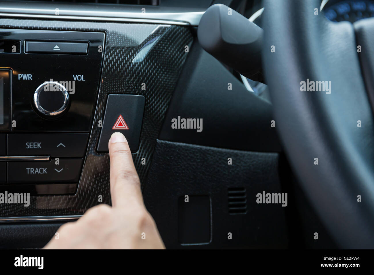 Nahaufnahme der jungen Frau, die Notfall-Taste am Armaturenbrett Sport. Stockfoto