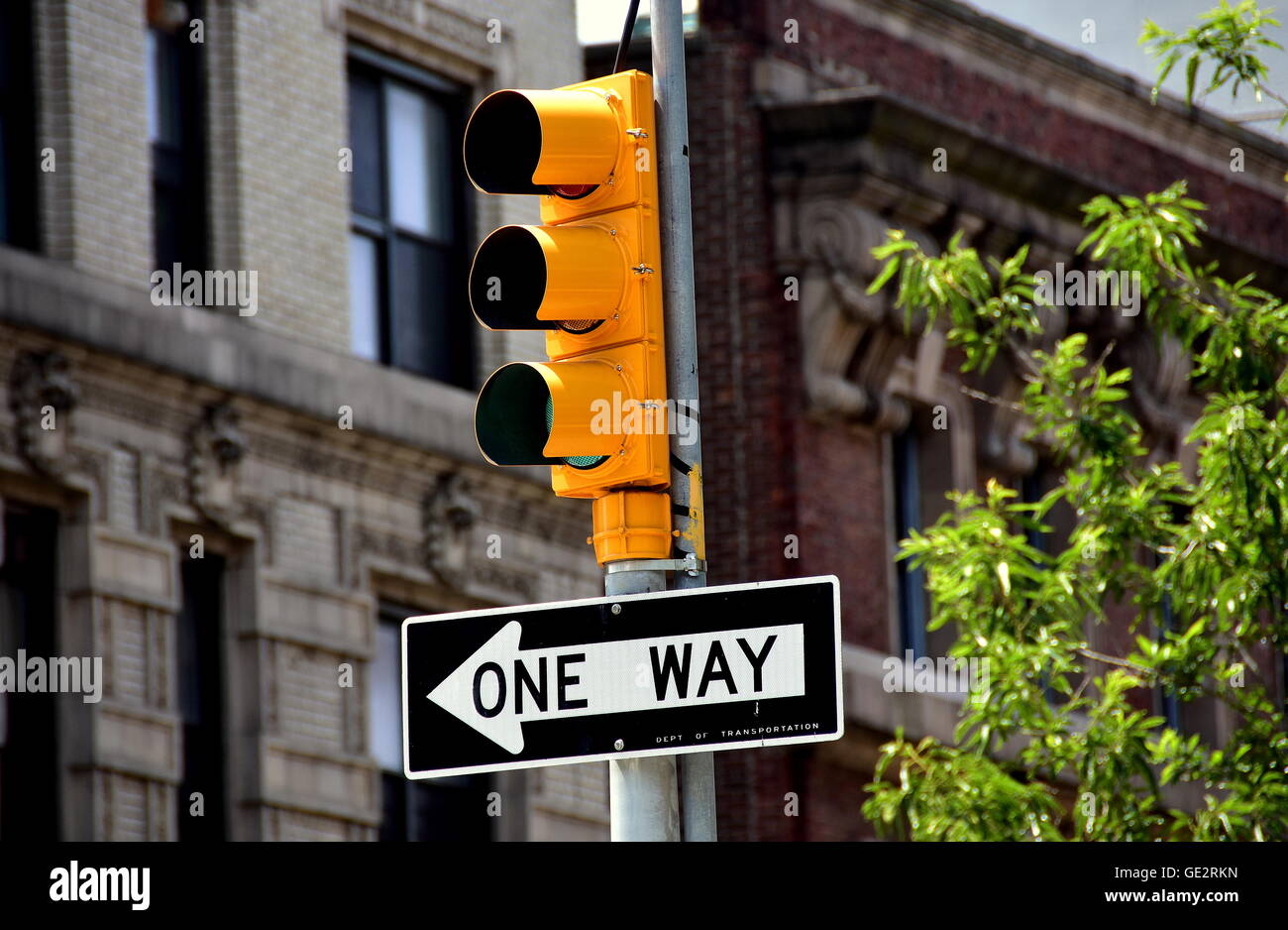 New York City Ampel und One-Way-Straßenschild an der West 143. Street und Broadway in Hamilton Heights Stockfoto