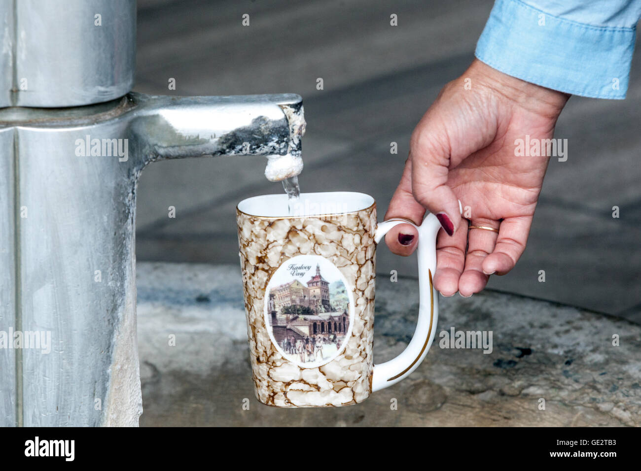 Kurbecher für Mineralwasser, Kurort Karlovy Vary, Westböhmen, Tschechische Republik Stockfoto