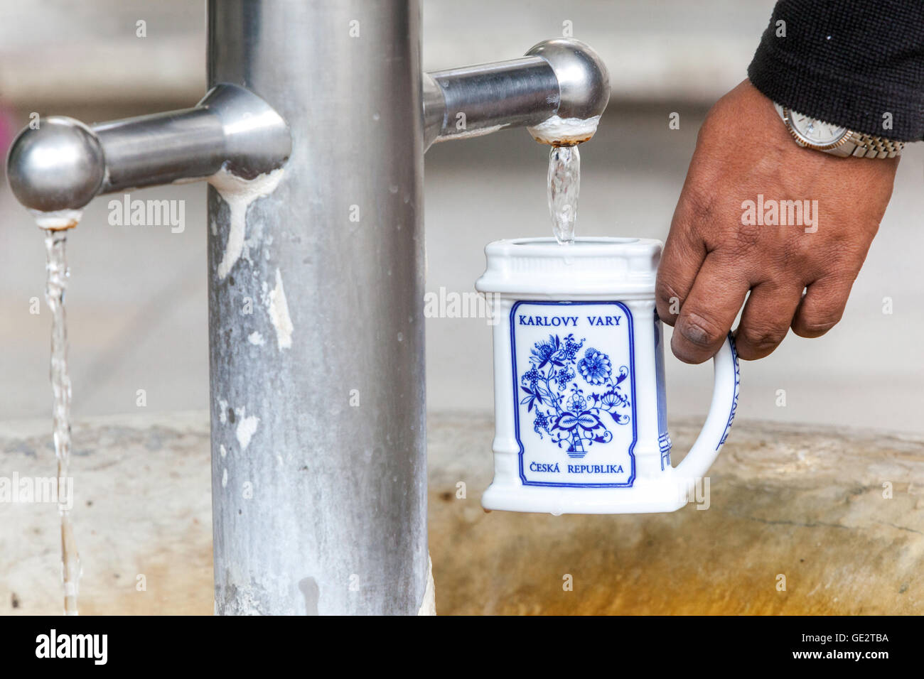 Kurbecher für Mineralwasser, Karlsbad Thermalquelle, Tschechische Republik Stockfoto