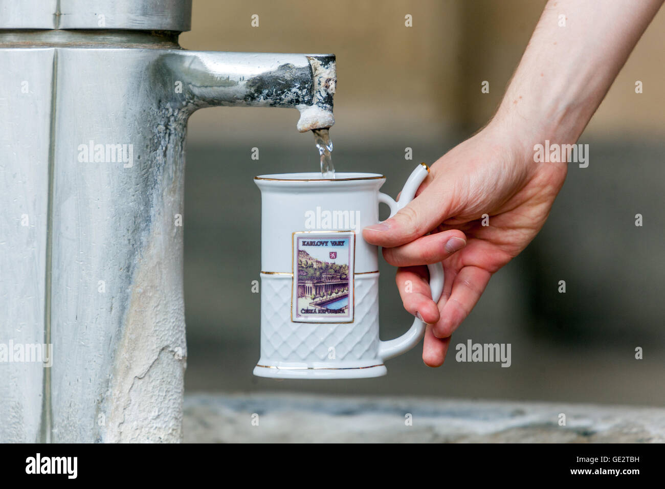 Kurbecher für Mineralwasser, Kurort Karlovy Vary, Westböhmen, Tschechische Republik Stockfoto