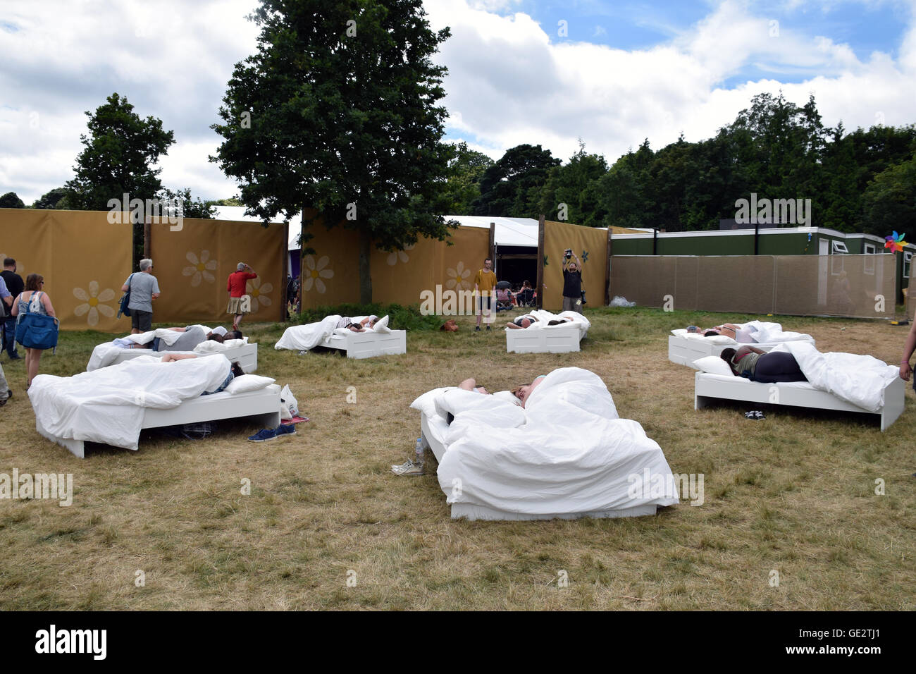 Lebens-Kunst-Installation "Alles an meiner Seite" bei Latitude Festival 2016, Henham Park, Suffolk, UK. Schlüpfen Sie in Bett mit einem fremden Stockfoto