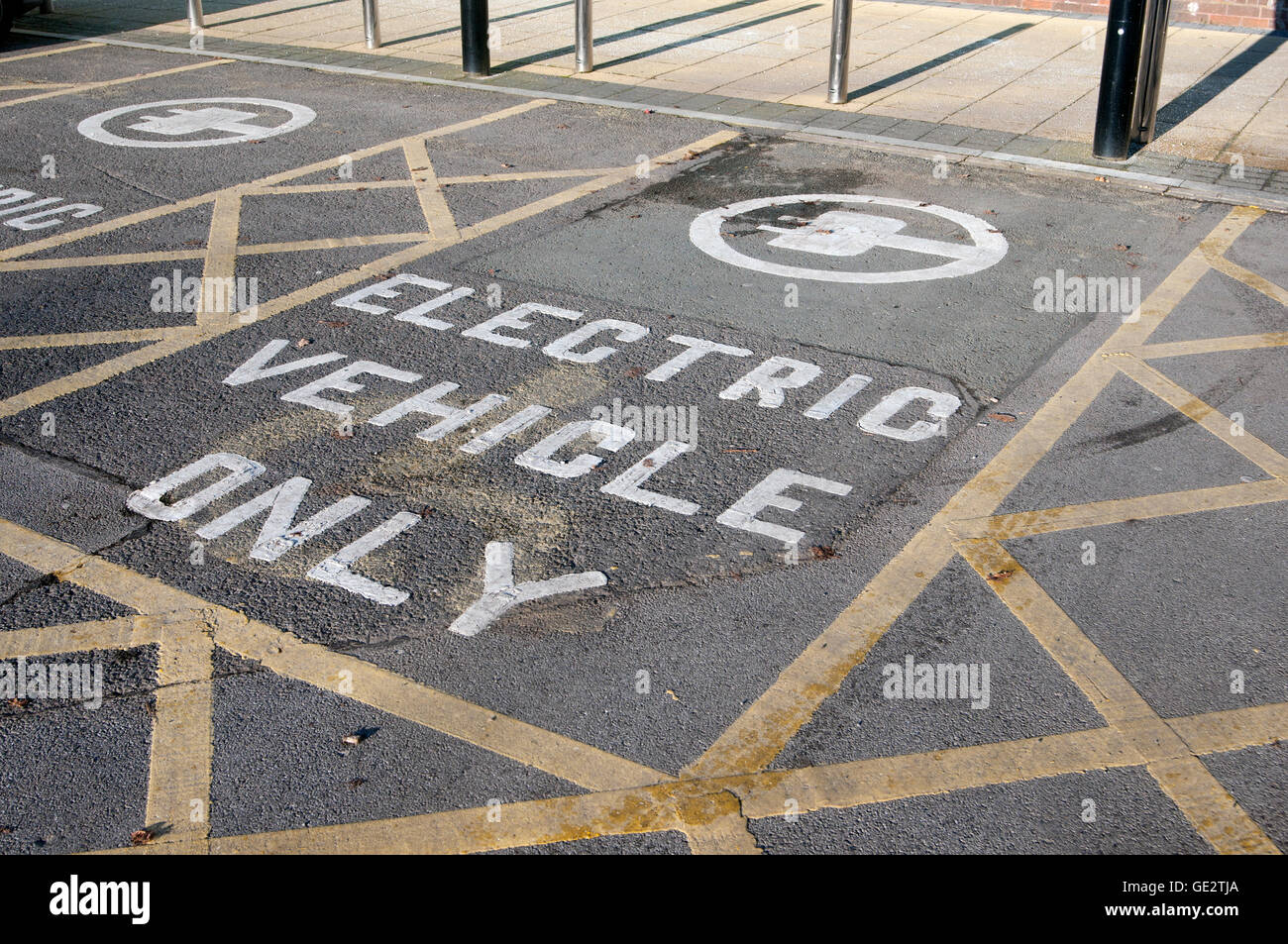 Elektrische auto parken Fotos und Bildmaterial in hoher Auflösung Alamy