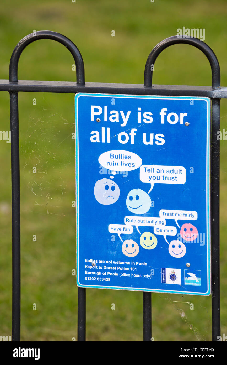Spielen ist für uns alle Schläger ruinieren Leben Sag einem Erwachsenen, dass du vertraust Treat Me Fairly Rule Out Mobbing viel Spaß sei schön Zeichen am Zaun in Poole, Dorset UK Stockfoto