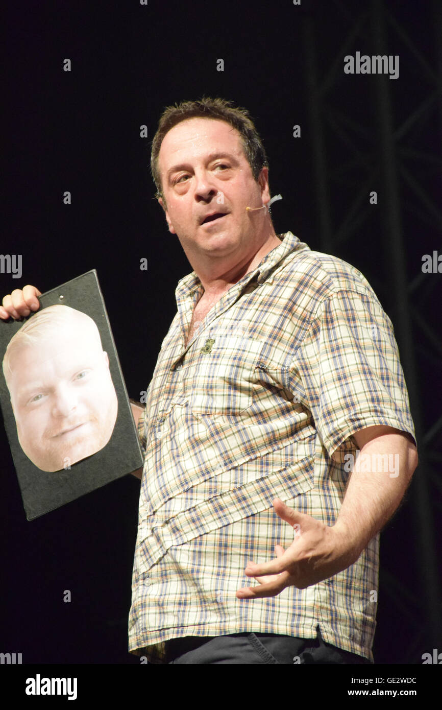 Mark Thomas, Streik Komiker & politischer Aktivist, mit seiner Show über die Bergleute "The Red Shed", Latitude Festival 2016, Henha Stockfoto
