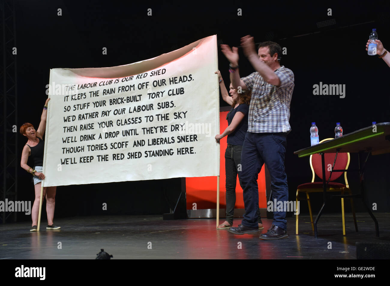 Mark Thomas, Streik Komiker & politischer Aktivist, mit seiner Show über die Bergleute "The Red Shed", Latitude Festival 2016, Henha Stockfoto