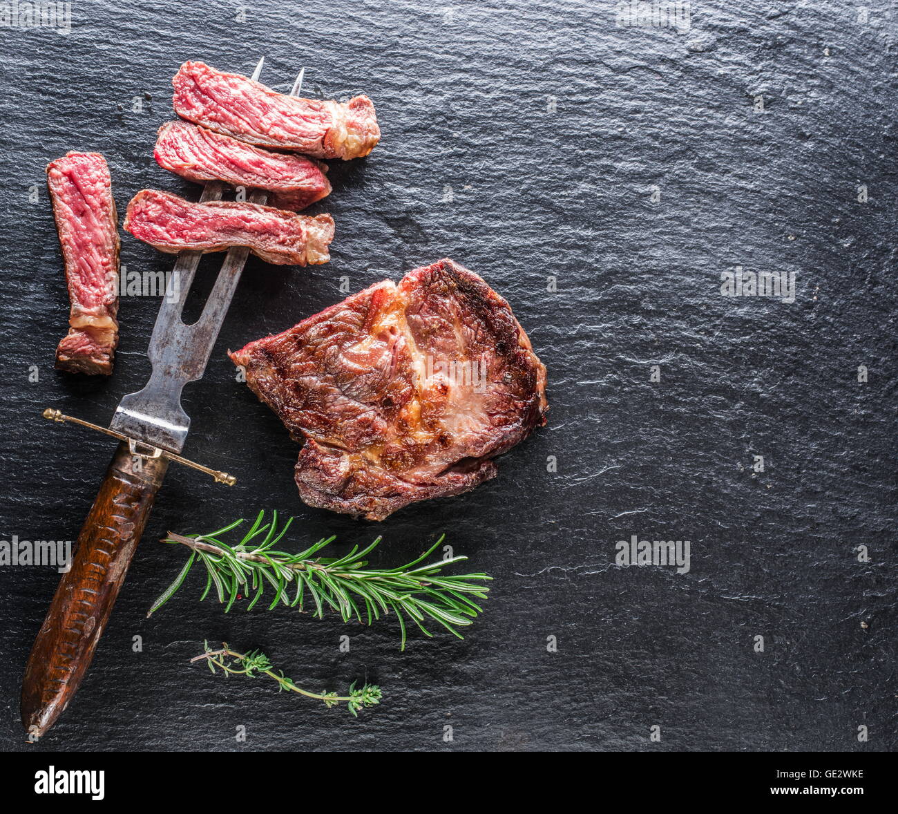 Mittlere Ribeye-Steak auf dem Graphit-Tablett. Stockfoto