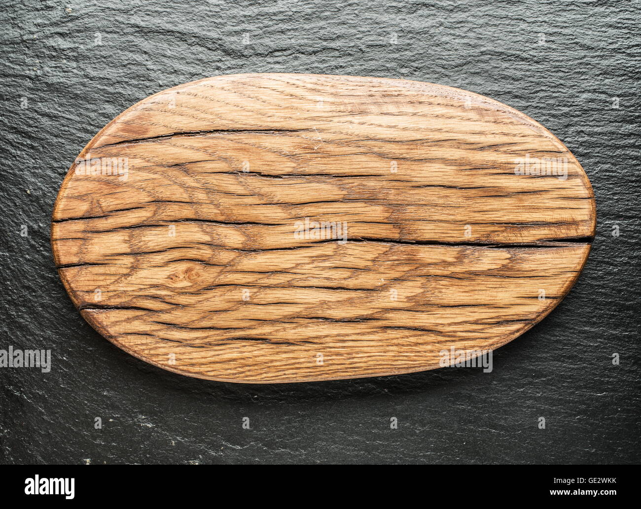 Leere Schneidebrett aus Holz auf dem Graphit-Hintergrund. Stockfoto