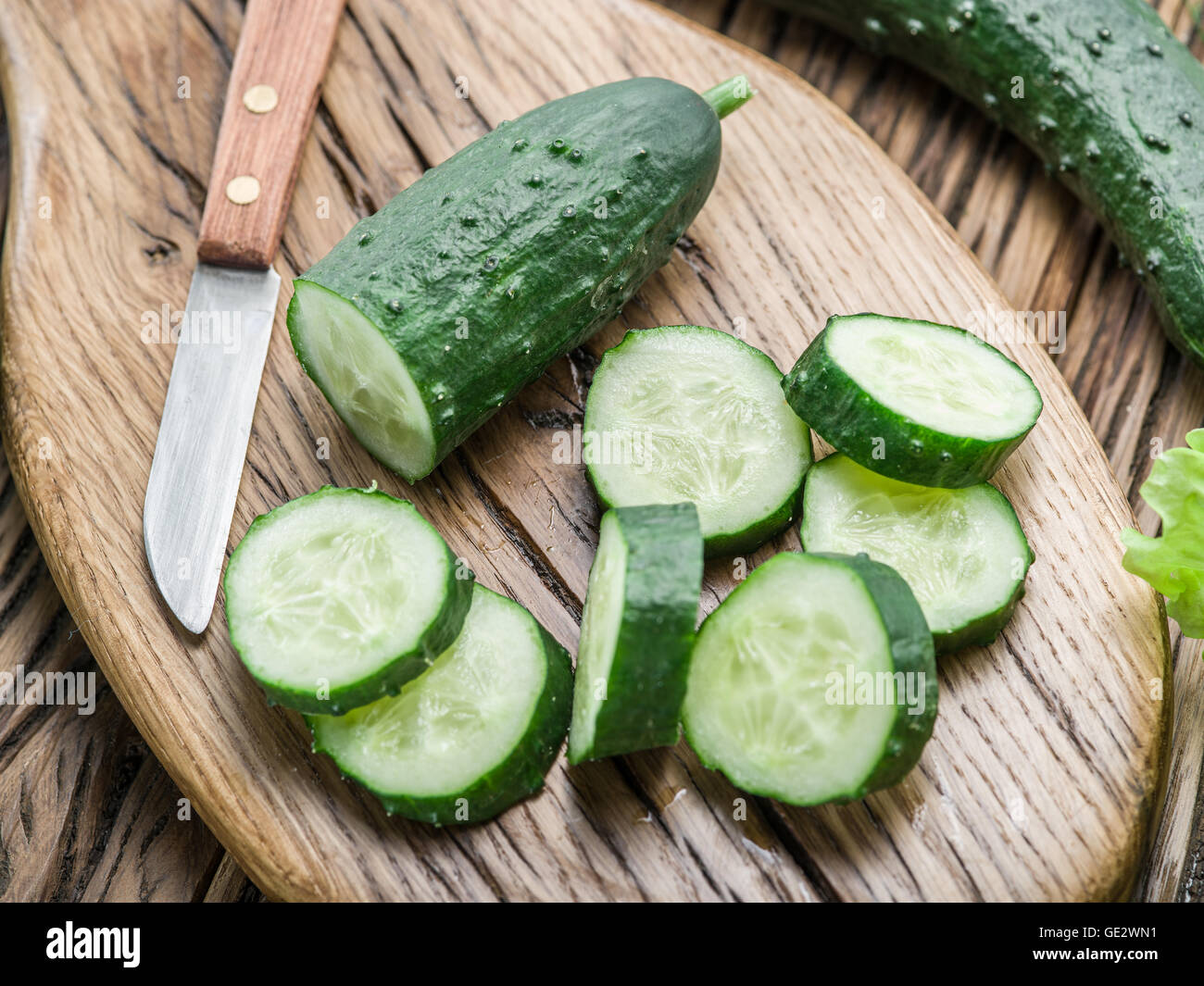 Gurken auf dem Holztisch. Stockfoto