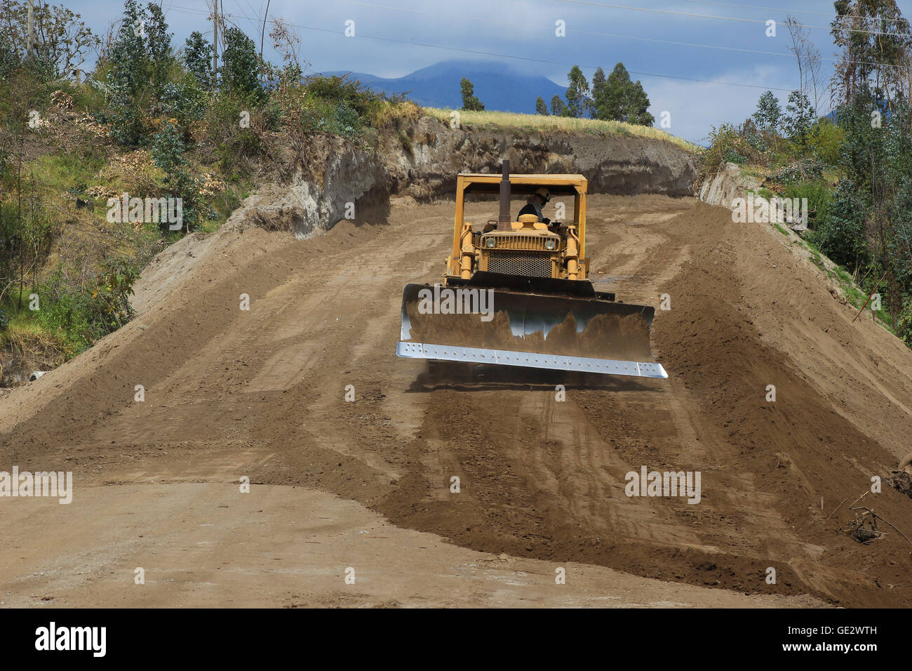 Ein Bulldozer Bau einer Straße in den Bergen in der Nähe von Cotacachi, Ecuador Stockfoto