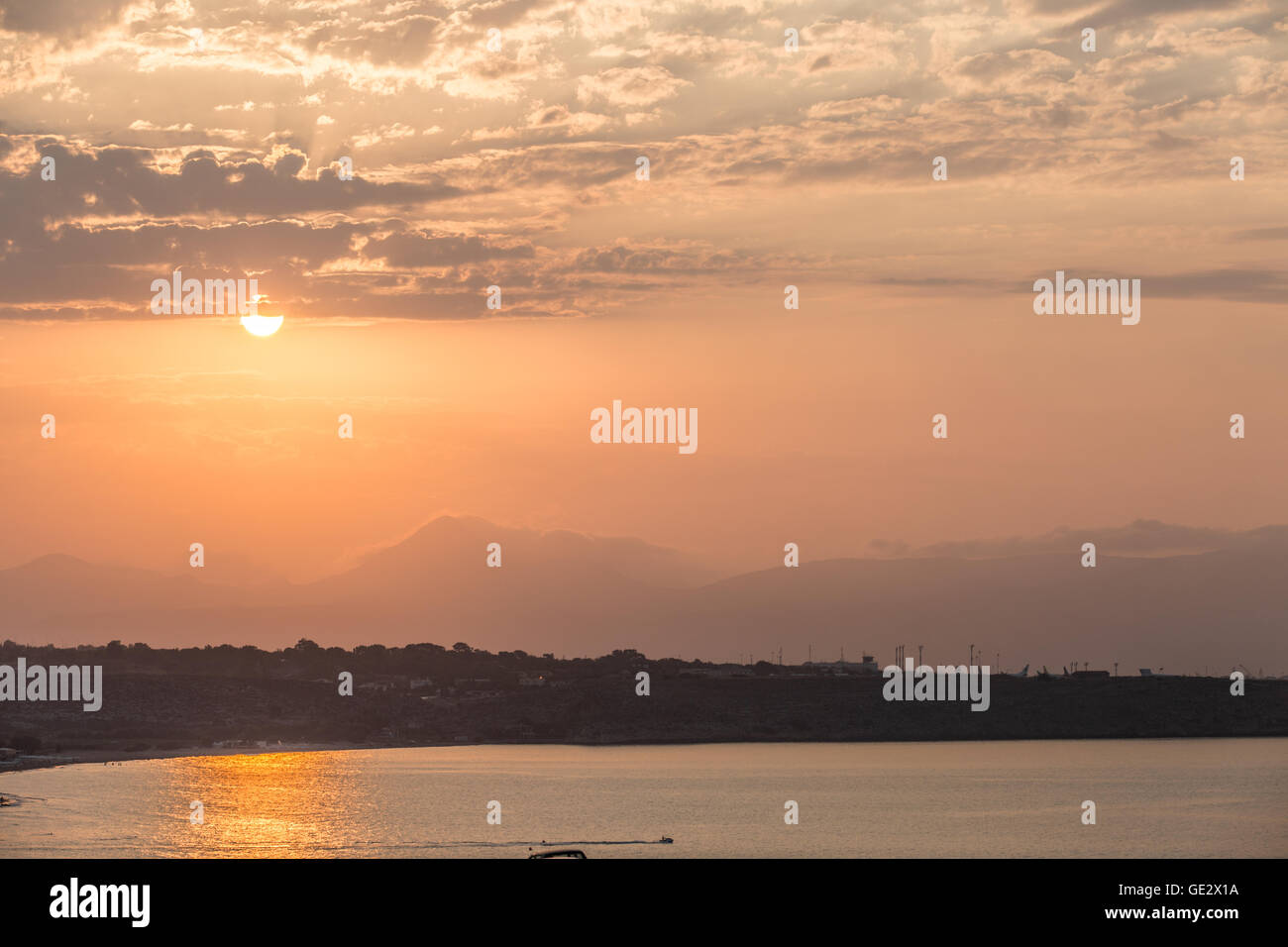 Sonnenuntergang auf dem Flughafen von Heraklion. Stockfoto