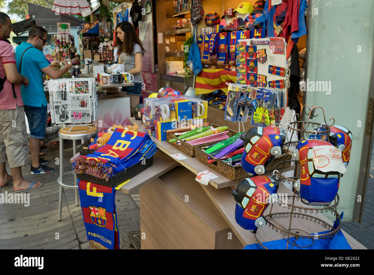 Fußball Club Barcelona offiziellen Trikots und Ware für den Verkauf in einem Stall an den Ramblas. Barcelona. Katalonien. Spanien Stockfoto