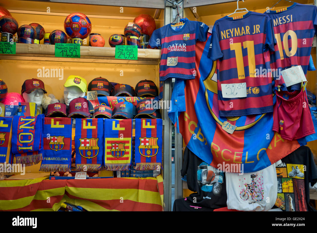 Fußball Club Barcelona offiziellen Trikots und Ware für den Verkauf in einem Stall an den Ramblas. Barcelona. Katalonien. Spanien Stockfoto