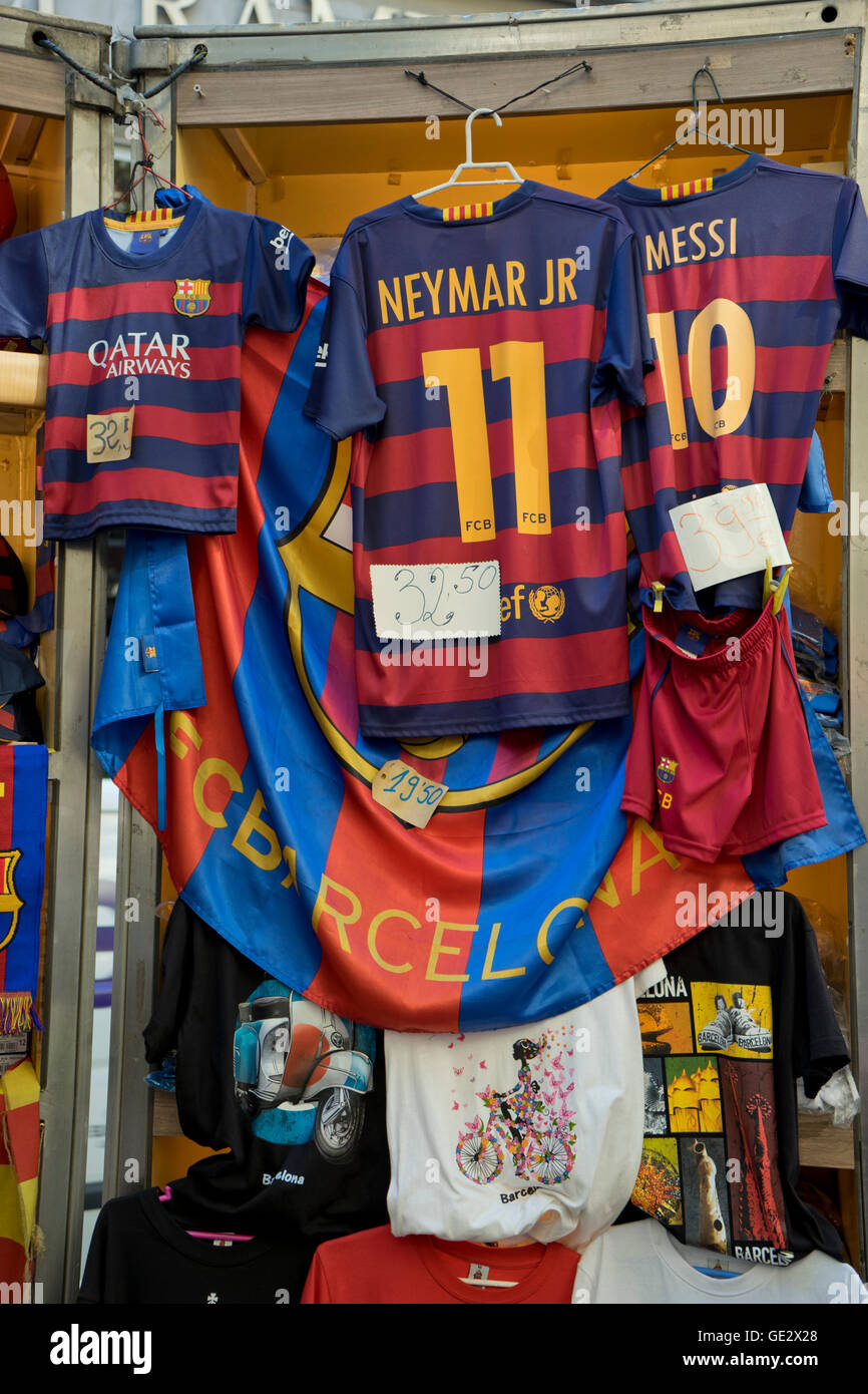 Fußball Club Barcelona offiziellen Trikots und Ware für den Verkauf in einem Stall an den Ramblas. Barcelona. Katalonien. Spanien Stockfoto