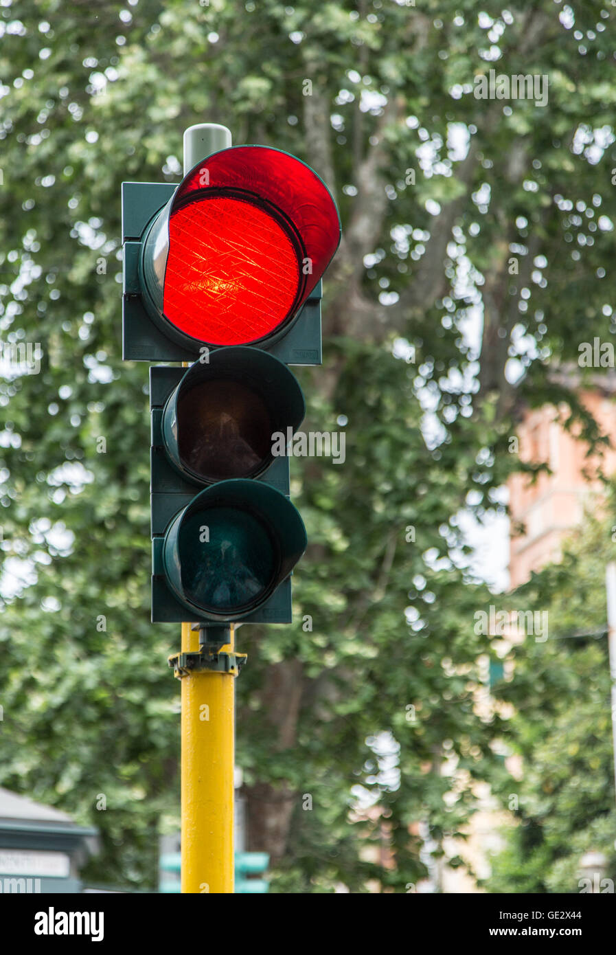 Rote Ampel auf der Straße. Stockfoto
