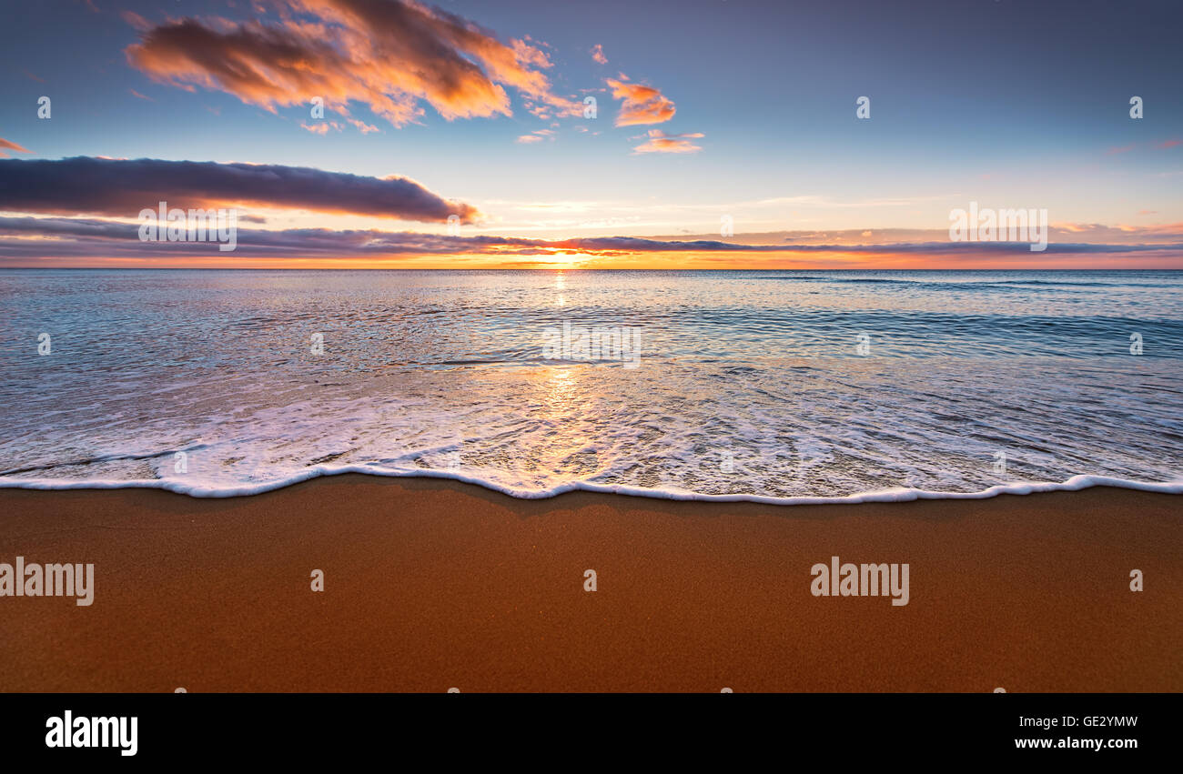 Bunte Meer Strand Sonnenaufgang. Stockfoto