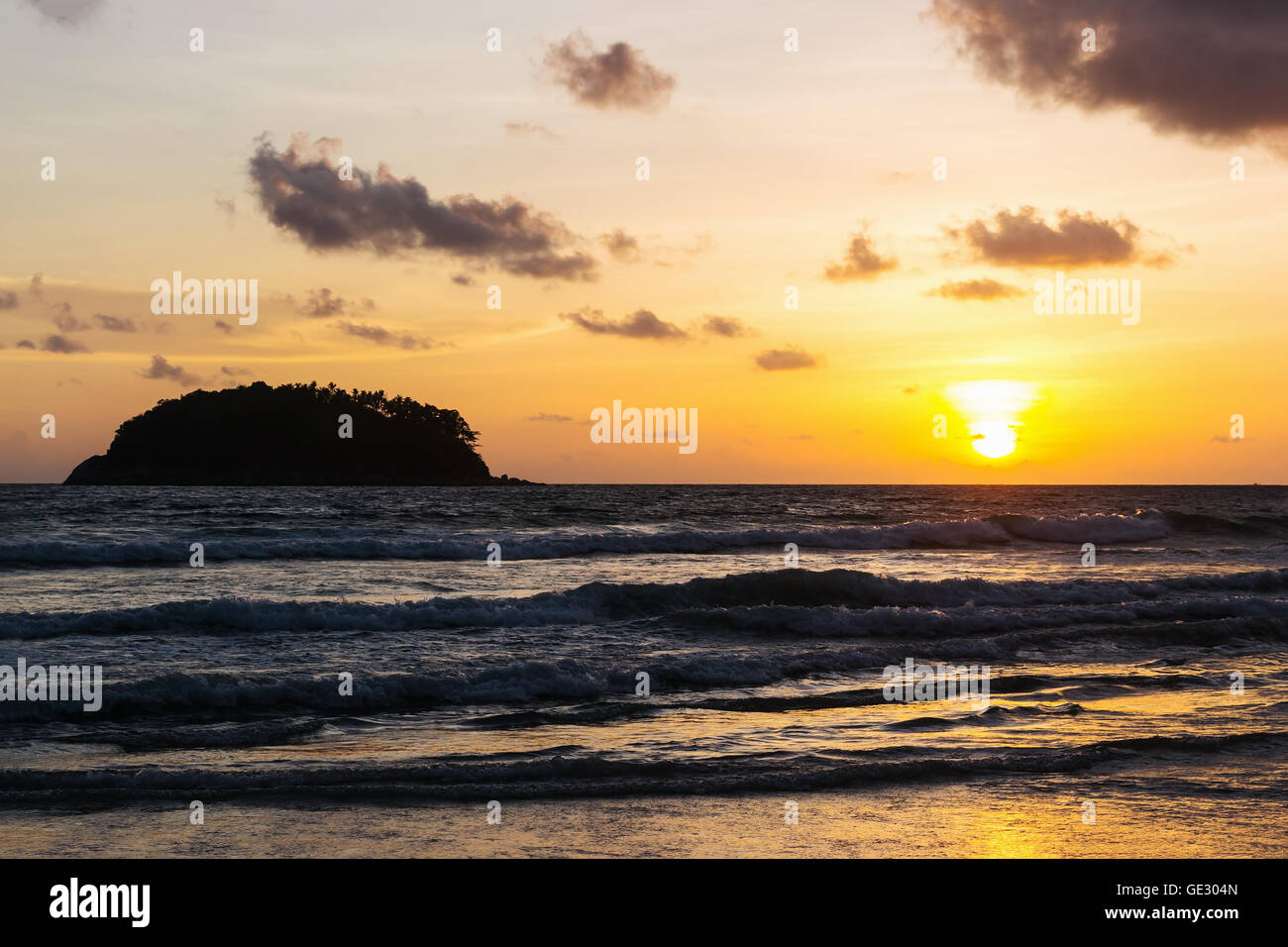 Seascape Sonnenuntergang mit Sonnenlicht und Gewitterwolke Himmelsfarbe am Sandstrand in der Dämmerung Stockfoto Seascape Sonnenuntergang mit Sonnenlicht und Gewitterwolke Himmelsfarbe am Sandstrand in der Dämmerung Stockfoto