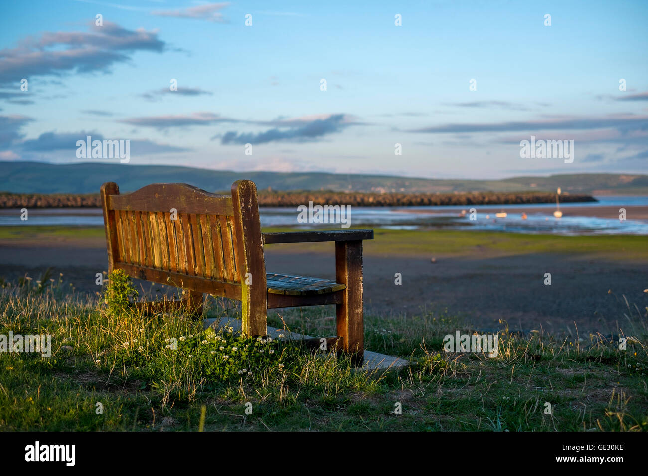 Eine Bank mit Blick auf den Strand in Haverigg, Cumbria Stockfoto