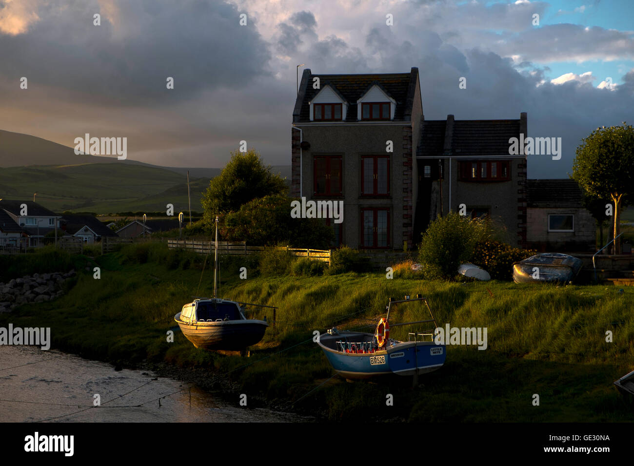 Boote in Haverigg, Cumbria, in der Dämmerung Stockfoto