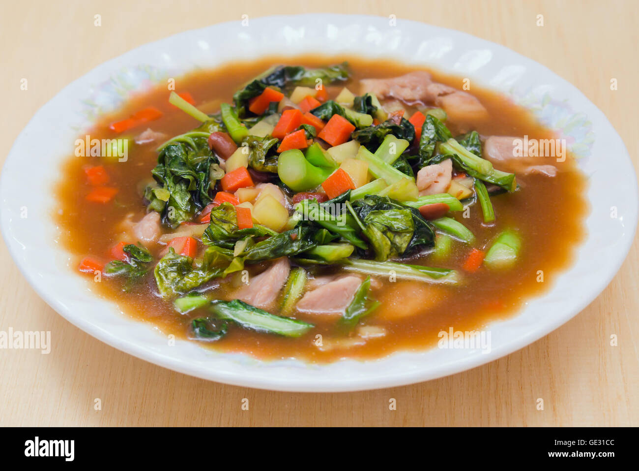 Gemischte frittierte Gemüse Kräuter mit Austernsauce – thailändische Hausmannskost Stockfoto