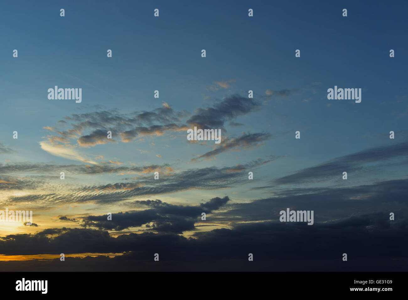 Himmelshintergrund mit bewölkten Szene (Tag Sommerhimmel) für grafische Verwendung Stockfoto