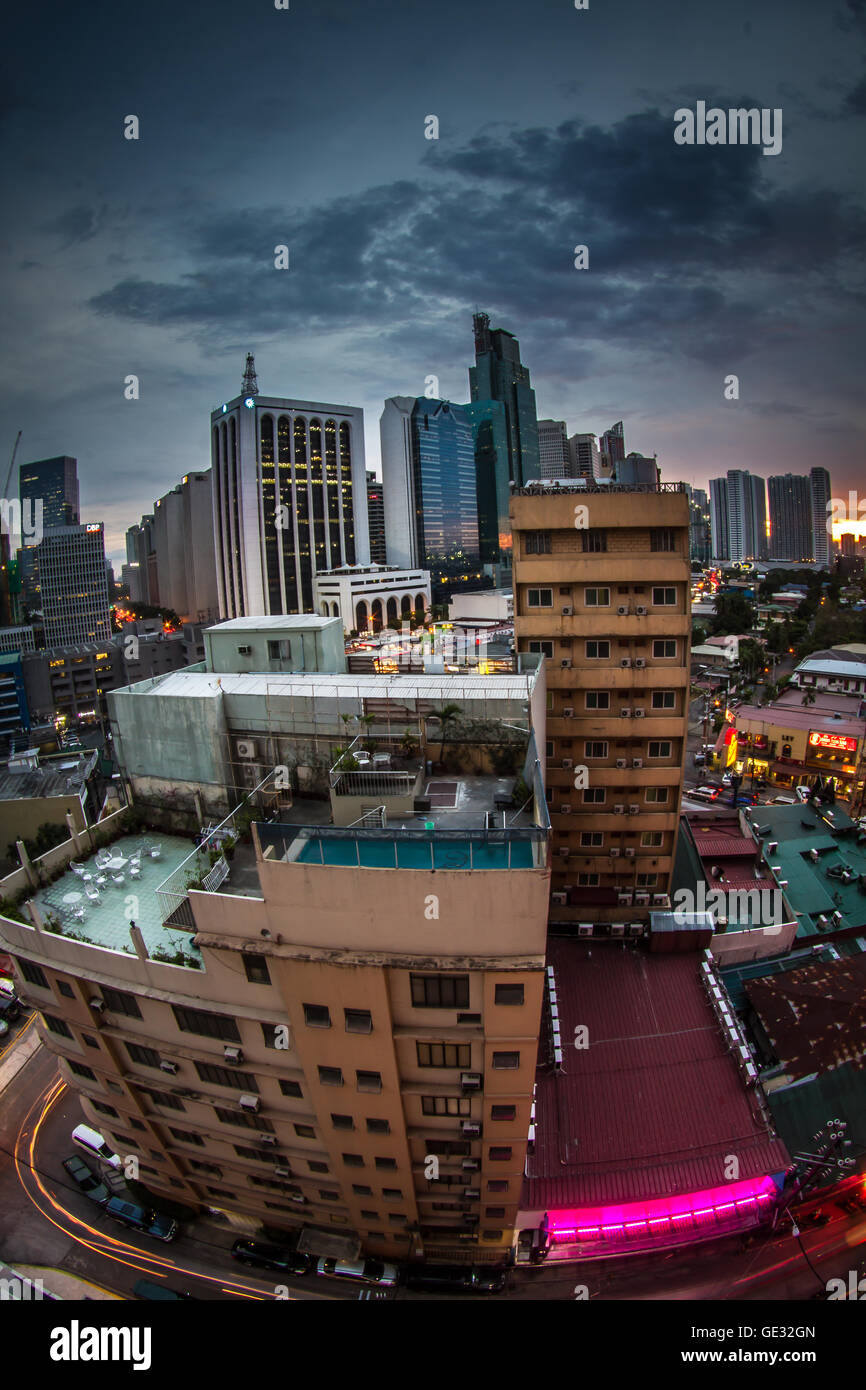 Landschaft urban Makati Manila Philippinen Baukunst Skyline Wolkenkratzer Rotlicht Sonnenuntergang Stockfoto