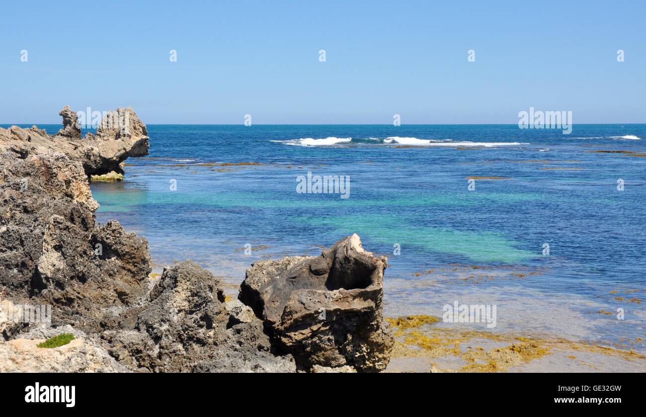 Indischen Ozean Seelandschaft mit sanften Wellen Rollen in den Kalkstein Outcroppings am Strand von Point Peron in Western Australia Stockfoto