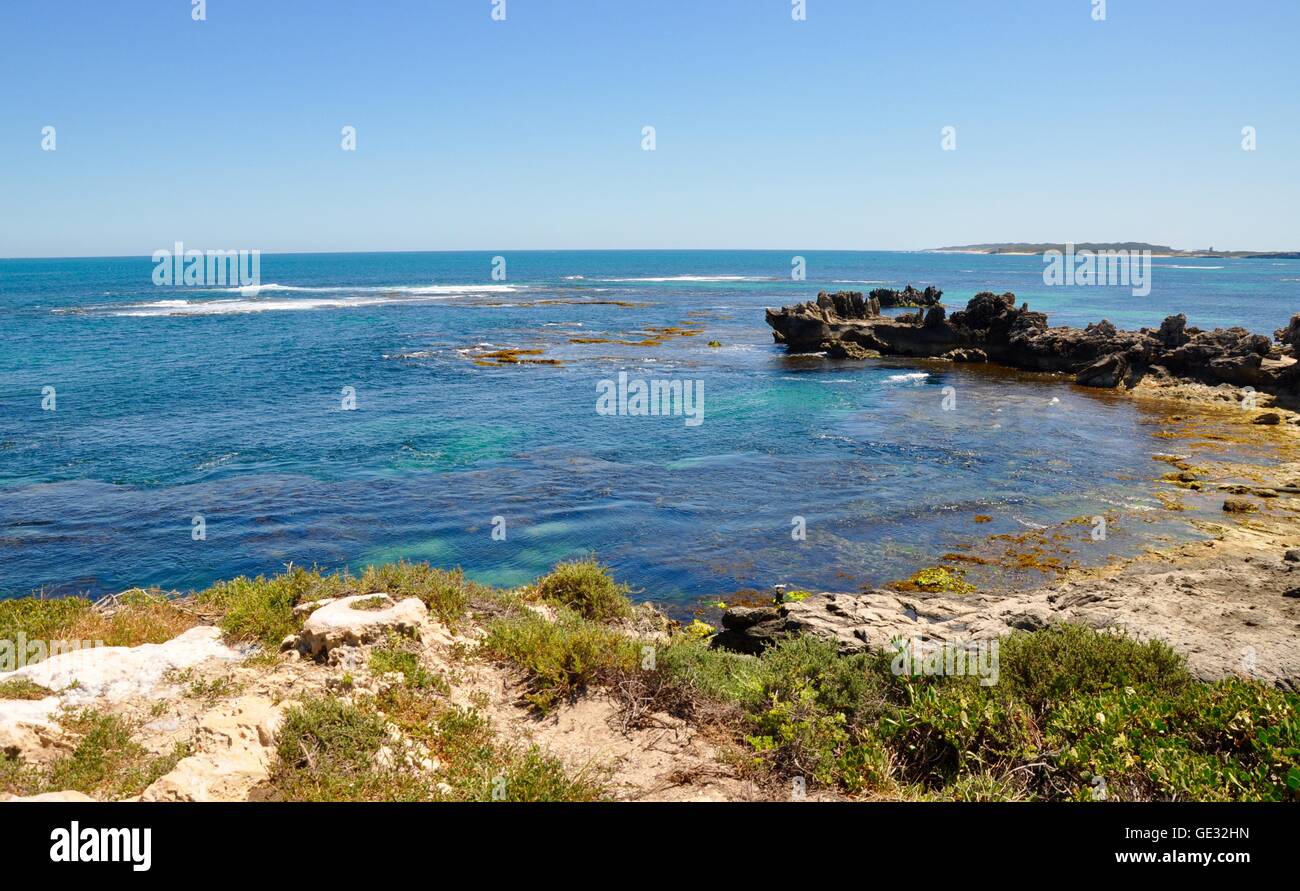 Abgelegener Strand mit Kalkstein Outcroppings und Düne Pflanzen mit der indischen Ozean Seelandschaft bei Punkt Peron in Western Australia. Stockfoto